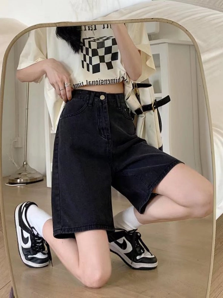 Qadınlar üçün böyük ölçülü qara qısa denim şortlar, yay üçün mükəmməl, yaraşıqlı armud formalı fiqurlar, yüksək belli, geniş bədən quruluşlu, düz ayaqlı stil.