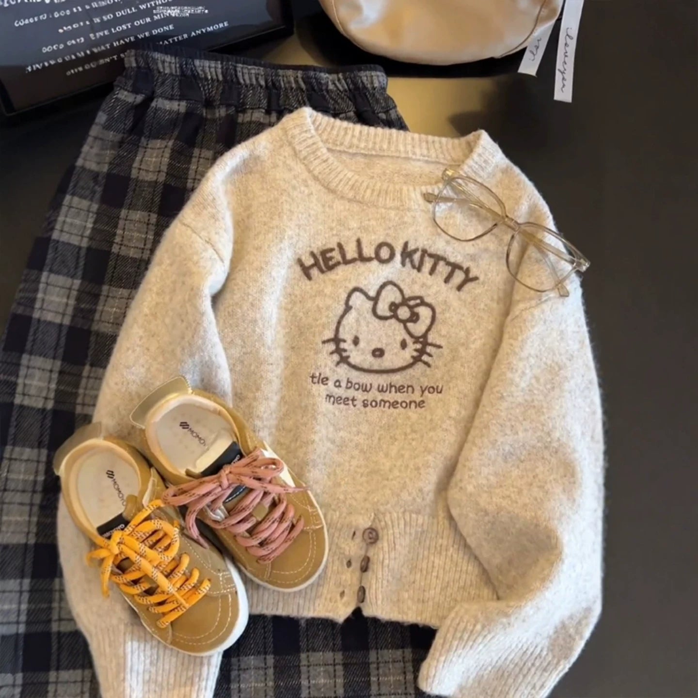 Qızlar üçün super şirin uşaq toxunma sviteri, Hello Kitty pişik sviteri, 2025-ci il üçün yeni payız stili, dəbli top.