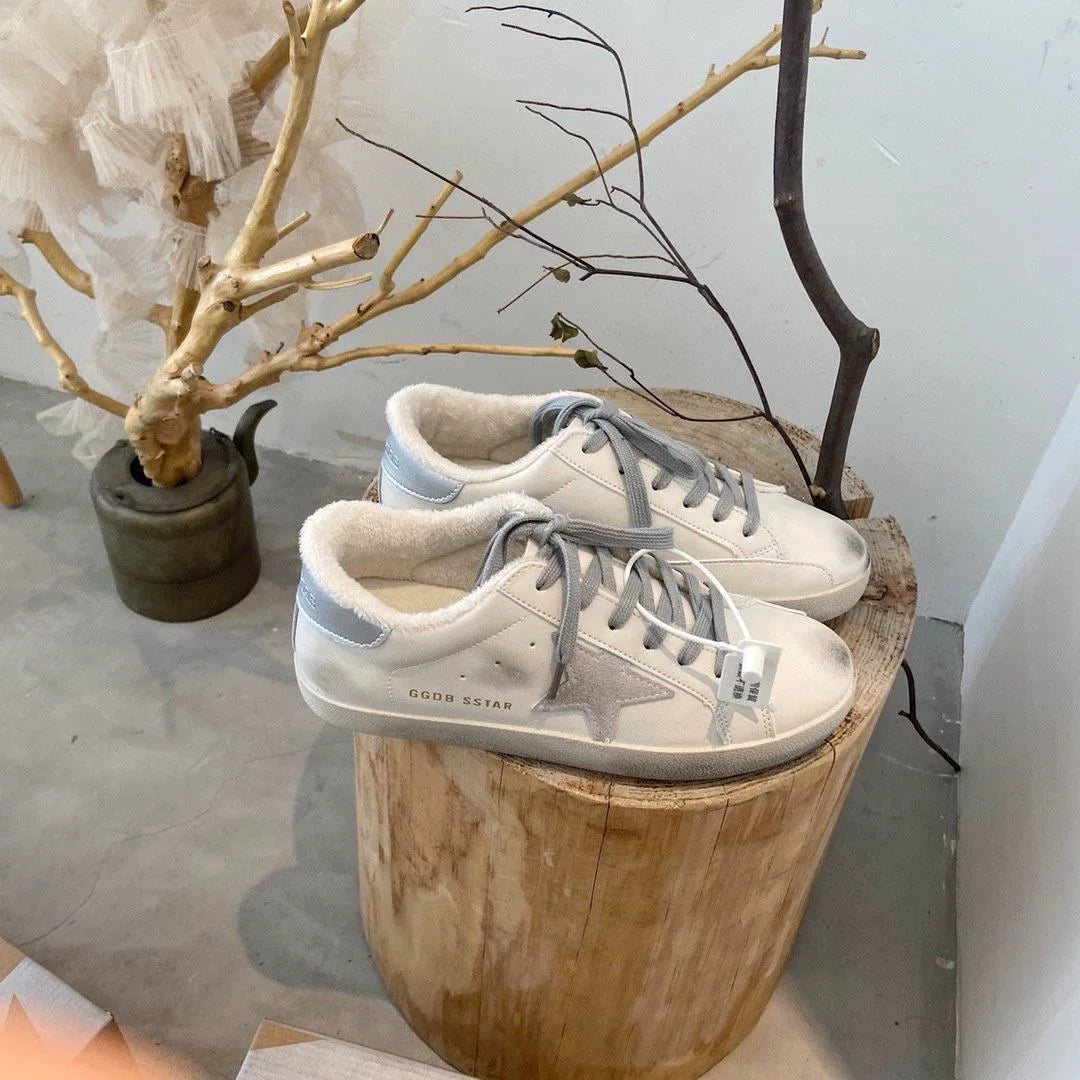 Qış üçün yun astarlı Koreya üslubunda dəbli, zədələnmiş dəri qadın orijinal dəri, zədələnmiş ulduzlu düz idman ayaqqabıları, retro ağ idman ayaqqabıları, çirkli idman ayaqqabıları