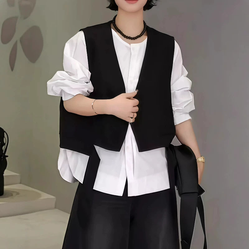 Böyük ölçülü qadınlar üçün qeyri-müntəzəm lentdən hazırlanmış qolsuz kostyum jilet, yaz üslubunda, zərif görünüş, tək düyməli, V-yaxalı jilet.