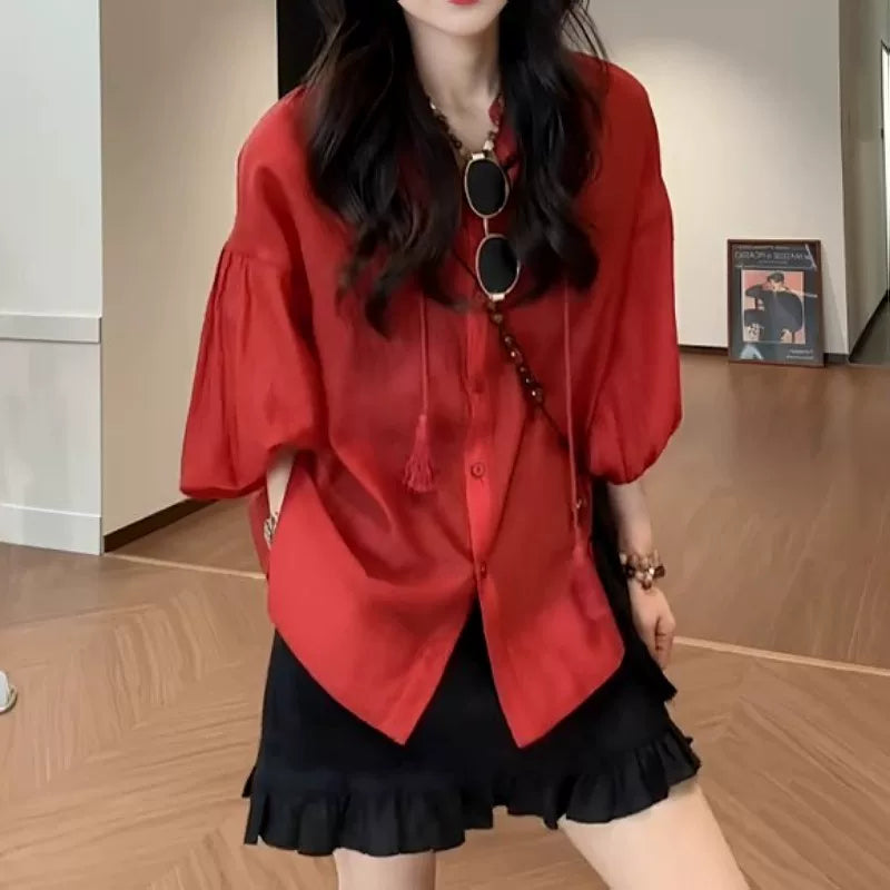 Böyük Ölçülü Qadın Üç Dörddə Bir Qollu Qırmızı Günəşdən Qoruyucu Köynək, Yay Nazik Püsküllü Qalstuk, Boş Oturacaqlı Super Arıqladıcı Köynək