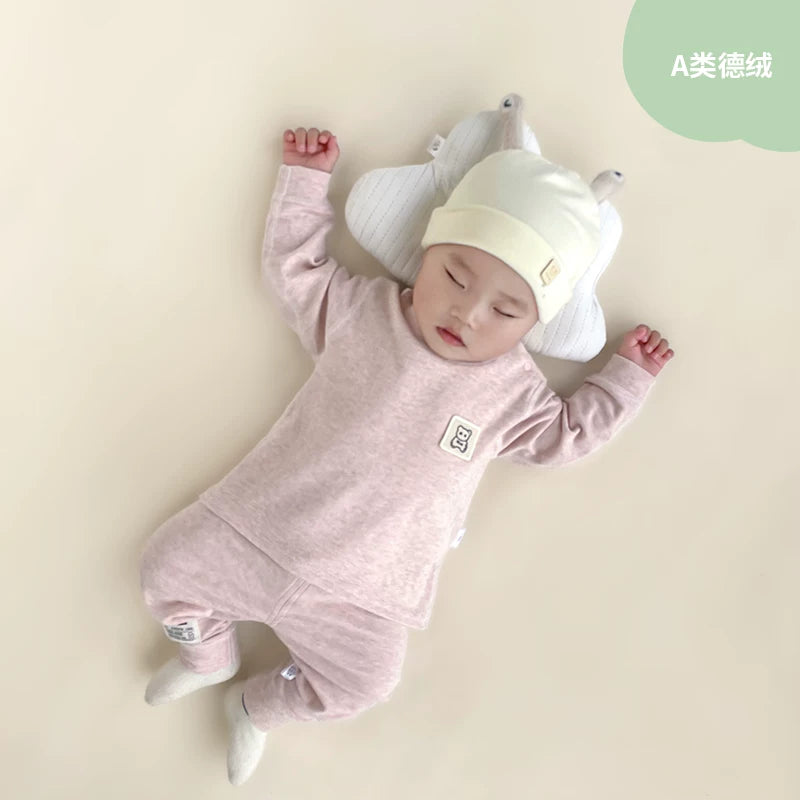 Qış üçün qalınlaşmış flis astarlı, sıx oturan termal alt paltarı, iki hissəli termal üst geyim və şalvarlı körpə geyim dəsti.