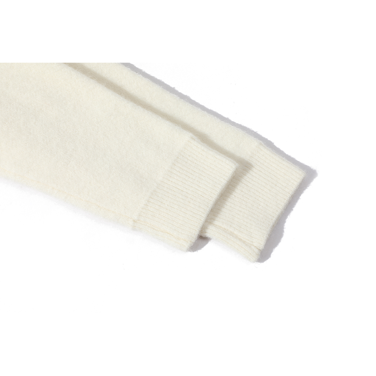 Cholisa-nın qadınlar üçün süd rəngli, yumşaq, unikal və gözəl ağ sviteri, məşhur payız/qış stilində, dəbli və şık trikotaj topu.