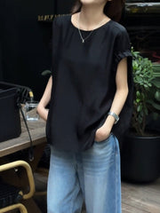 Qara qısaqol, arxa düyməli köynək, böyük ölçülü qadınlar üçün uyğundur, yay üçün idealdır. İncə, geniş, şık və zərif.