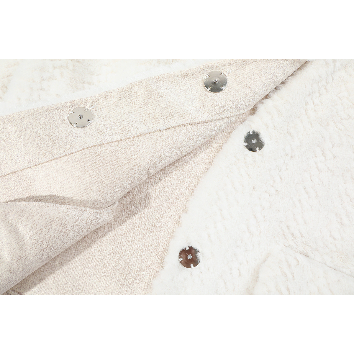 Cholisa-nın payız və qış üçün unikal və şık qısa, təsadüfi quzu yun paltosu.