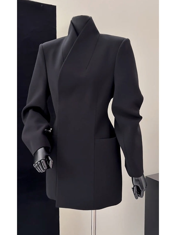 Qışın əvvəlləri üçün Hepburn üslubunda hazırlanmış möhtəşəm qara rəngli dayaq yaxalı blazer, incə bədənli qadınlar və peşəkar səyahətlər üçün idealdır.