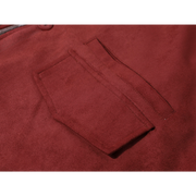 Cholisa-nın Yeni il və Milad mövzulu qırmızı zamşa rəngli qadınlar üçün paltosu çox şirin, geri çevrilə bilən və tək dəri parçasından hazırlanmışdır.