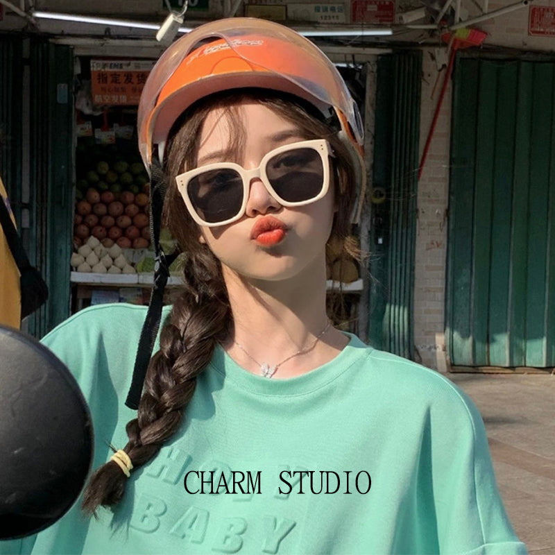 Retro jennie eyni üslubda südlü ağ günəş eynəkləri qadınların yay dənizkənarı tətil meydanı böyük çərçivəli küçə stili günəş eynəyi