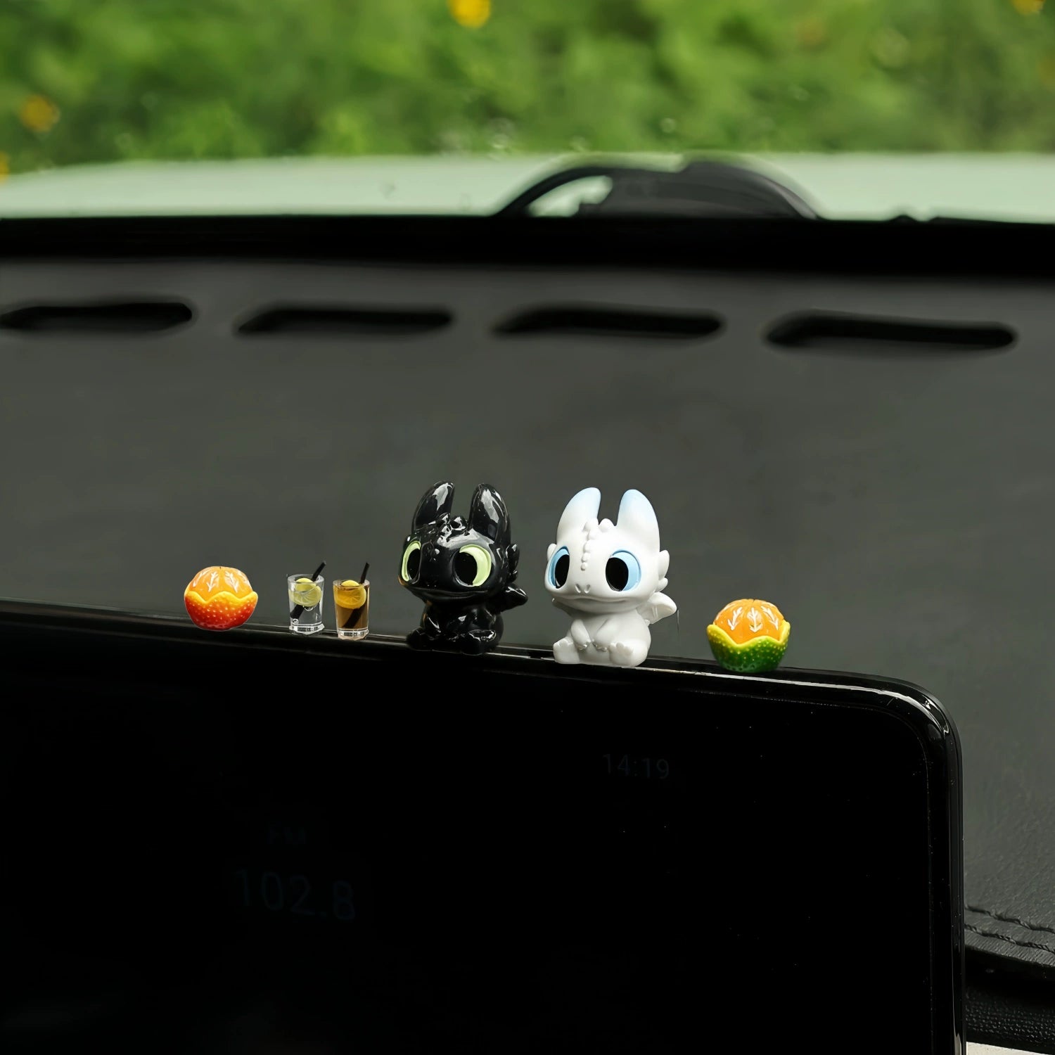 Avtomobil Aksesuarları Ağ-Qara Kiçik Uçan Əjdaha Sevimli Kukla Avtomobil Mərkəzi Konsolu Kukla Ekranı Yatan Dekorasiya