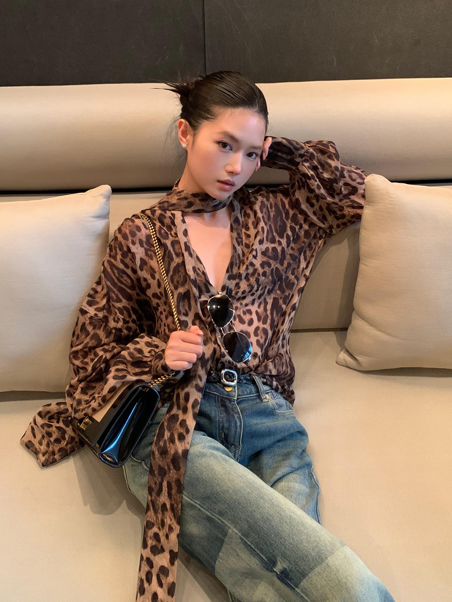 Sağa dönün / Çenin buddan yuxarı vəhşi canlılıq bəbir naxışlı lent rəngli qadın uzunqol köynəyi