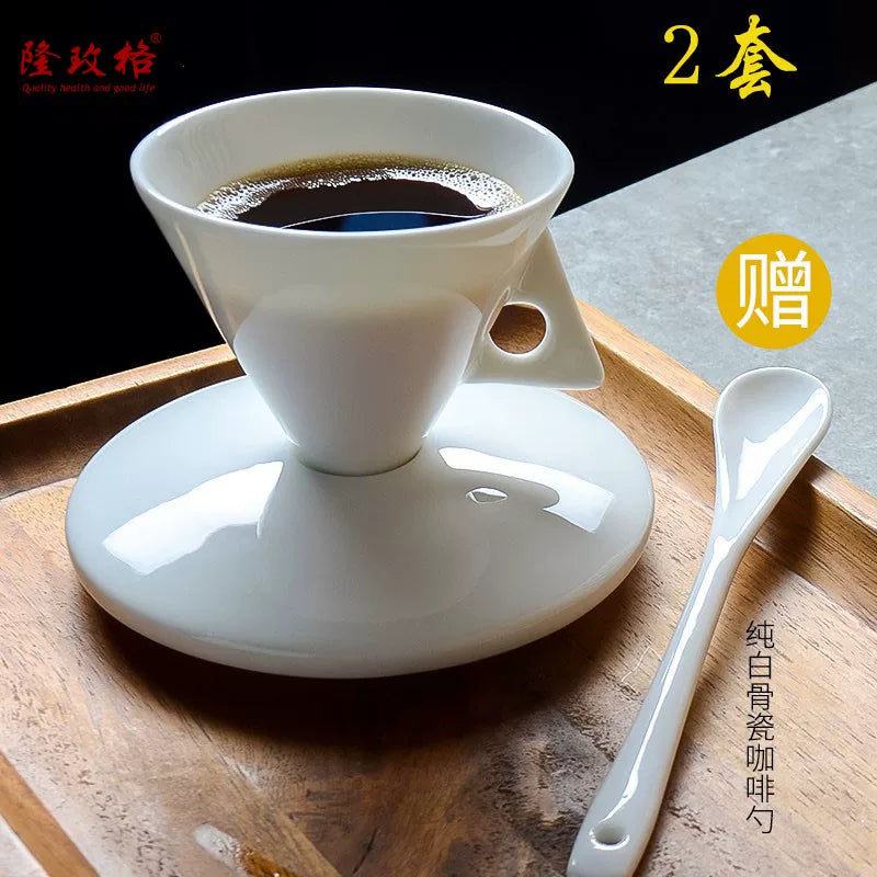 Longmeige bone china əl ilə dəmlənmiş qəhvə fincanı və espresso üçün qaşıqlı nəlbəki dəsti şəxsiyyəti, incəliyi və gözəl görünüşü ilə kiçik fincanı paylaşır