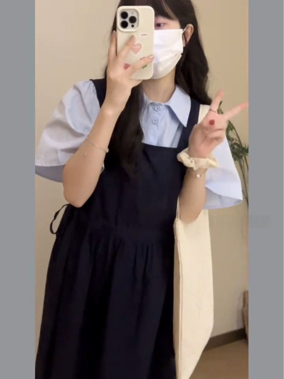 Yay hazırlığı üslubunda, geniş bədən quruluşlu, arıqladıcı kvadrat yaxalı, tünd göy rəngli asma don, qız tələbələr üçün uyğundur, mavi rəngli çoxfunksiyalı köynəklə üst-üstə düşmüşdür.