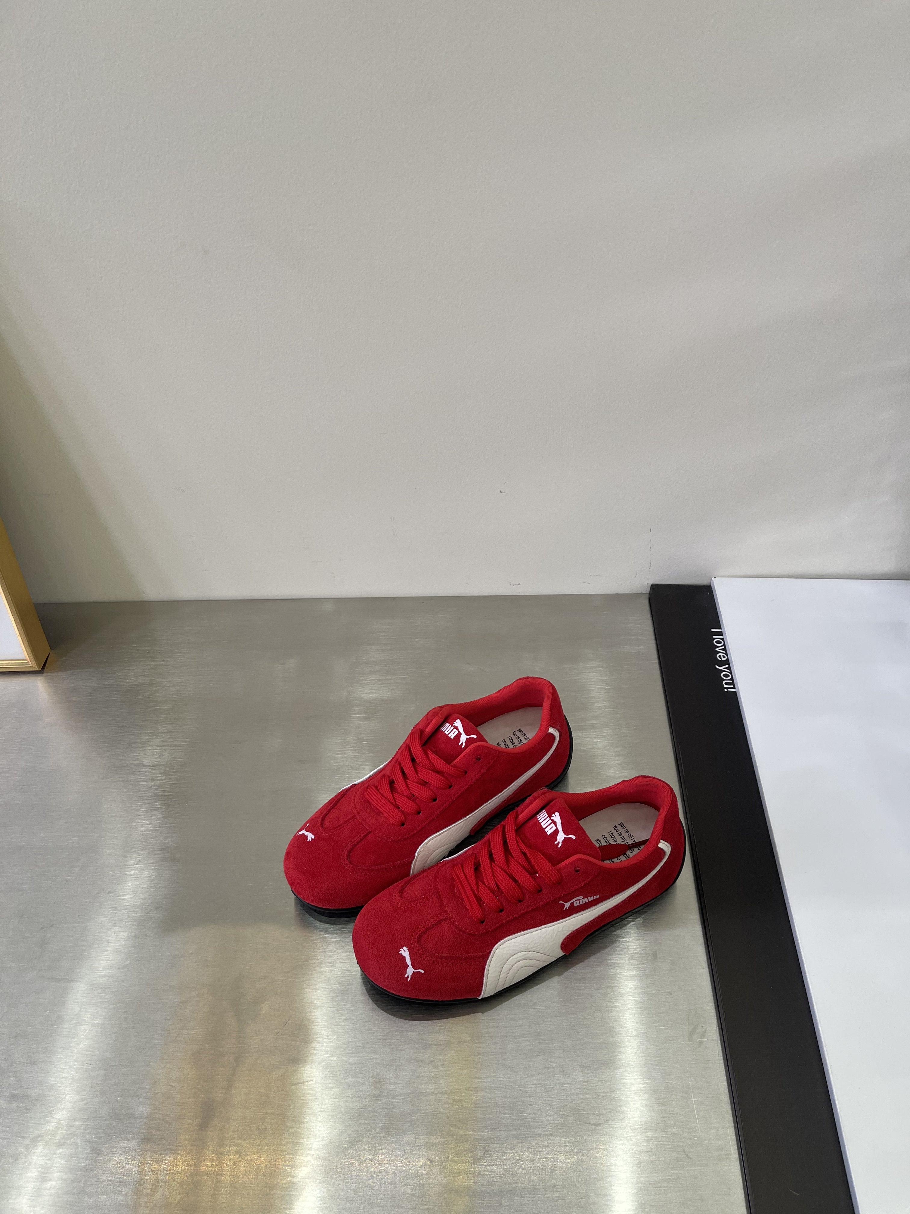 Qadınlar üçün orijinal dəri platformalı idman ayaqqabıları, 2025-ci ilin yeni modeli, məhdud ölçülərdə, ixrac və pərakəndə satış üçün mövcuddur.