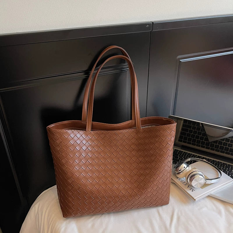 Yüksək səviyyəli retro üslublu böyük tutumlu qadın çantası, yeni 2025-ci ilin dəbli şəhərətrafı çiyin çantası, payız və qış çantası.