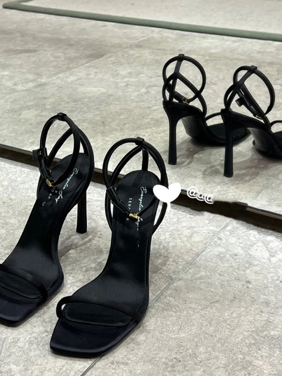 Yeni, seksual, kvadrat burunlu hündürdaban ayaqqabılar, qadın tək qayışlı zərif stiletto sandaletləri.