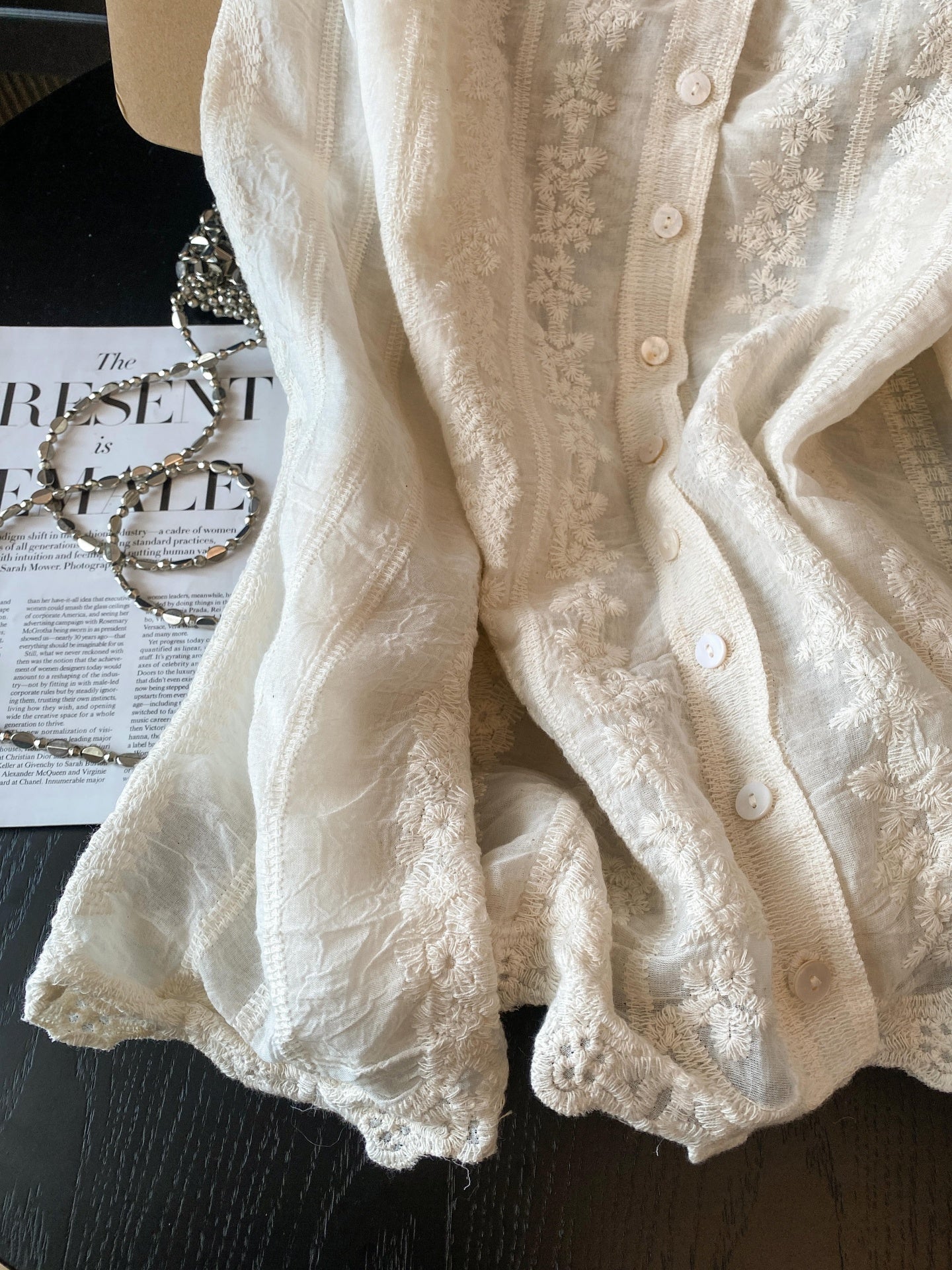 Yüksək səviyyəli Guangzhou On Üç Fabrikinin Ən Çox Satılan Məhsulu: Zərif Naxışlı Yaz və Payız üçün Qadın Uzunqollu Krujeva Jakarlı Naxışlı Köynək