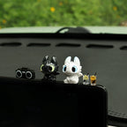 Avtomobil Aksesuarları Ağ-Qara Kiçik Uçan Əjdaha Sevimli Kukla Avtomobil Mərkəzi Konsolu Kukla Ekranı Yatan Dekorasiya