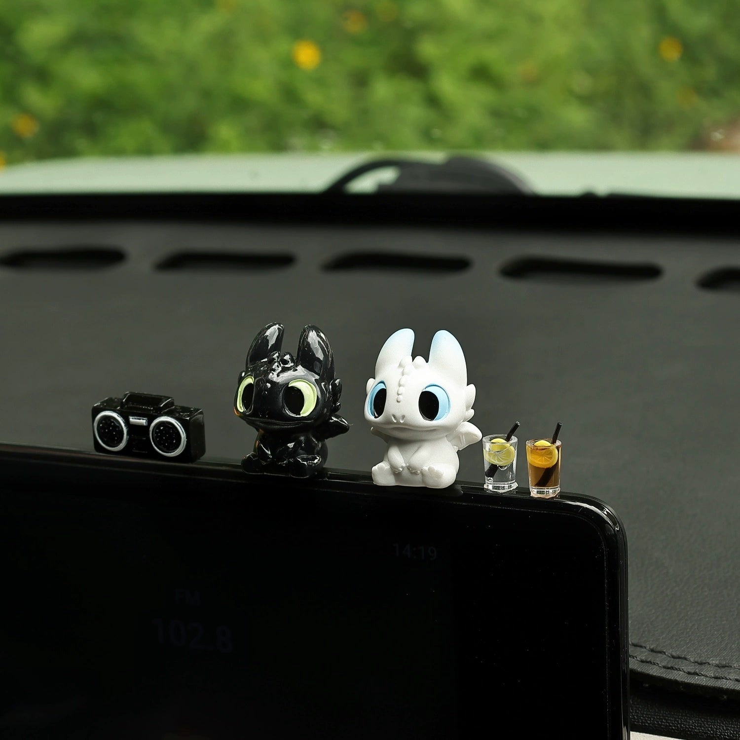 Avtomobil Aksesuarları Ağ-Qara Kiçik Uçan Əjdaha Sevimli Kukla Avtomobil Mərkəzi Konsolu Kukla Ekranı Yatan Dekorasiya