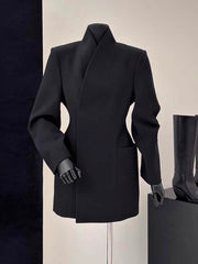 Qışın əvvəlləri üçün Hepburn üslubunda hazırlanmış möhtəşəm qara rəngli dayaq yaxalı blazer, incə bədənli qadınlar və peşəkar səyahətlər üçün idealdır.