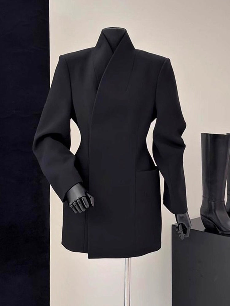 Qışın əvvəlləri üçün Hepburn üslubunda hazırlanmış möhtəşəm qara rəngli dayaq yaxalı blazer, incə bədənli qadınlar və peşəkar səyahətlər üçün idealdır.