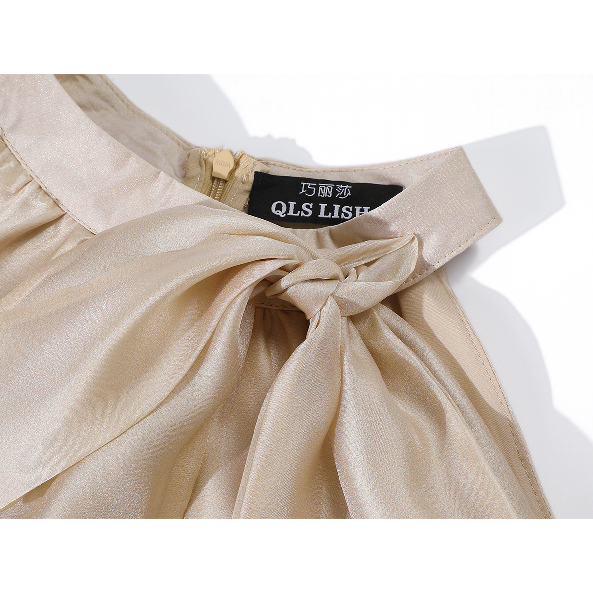 Cholisa-nın qadınlar üçün niş dizaynlı, yüksək səviyyəli qolsuz, yaxalı, çiyinləri bağlı bluza, zərif çəhrayı rəngli, fransız şık üslublu top.