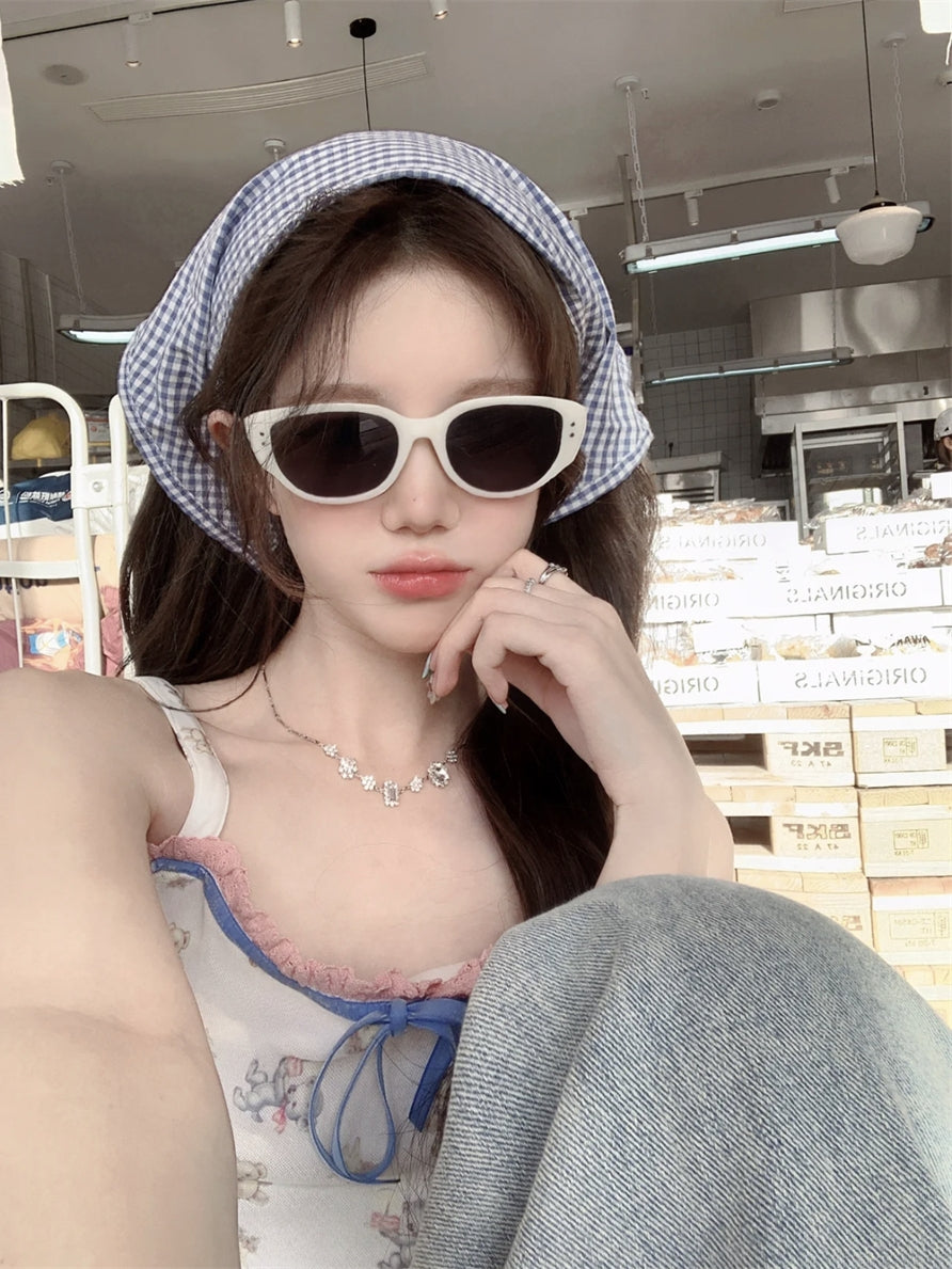 Ins Xiaohongshu eyni stildə ağ pişik gözlü qadın eynəkləri yüksək səviyyəli retro hottie anti-UV günəş eynəyi trendi