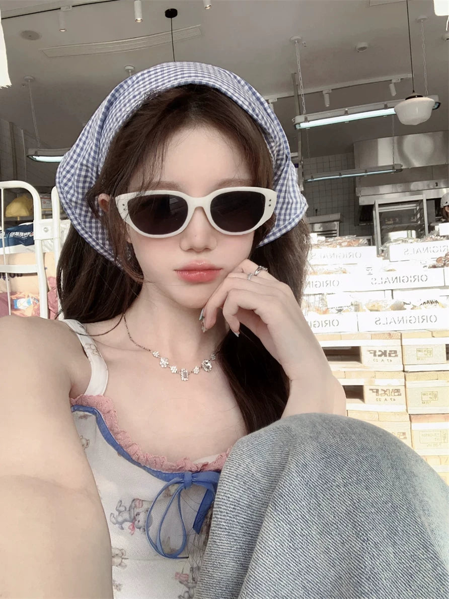 Ins Xiaohongshu eyni stildə ağ pişik gözlü qadın eynəkləri yüksək səviyyəli retro hottie anti-UV günəş eynəyi trendi
