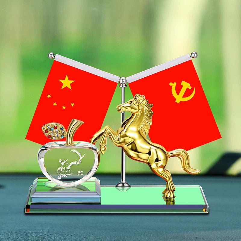 Alaşımlı At Uğur Avtomobil Ornamentləri Yeni Beş Ulduzlu Qırmızı Bayraq Dekorasiyası Avtomobil Kristal Alma Aromaterapiya Oturacaq Dekorasiyası