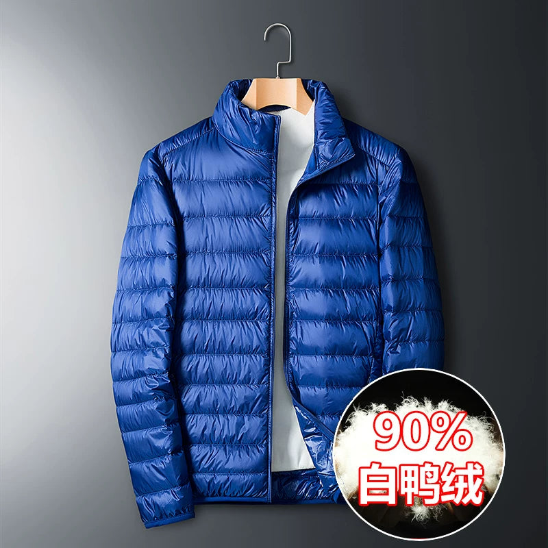 Ağacdələn 90% Ağ Ördək Tüklü Yüngül Tüklü Gödəkçə Kişilər üçün Qısa Stil Payız və Qış Yeni Stil Qısa Böyük Ölçülü İsti Küləkdən Qoruyucu Üst Geyim
