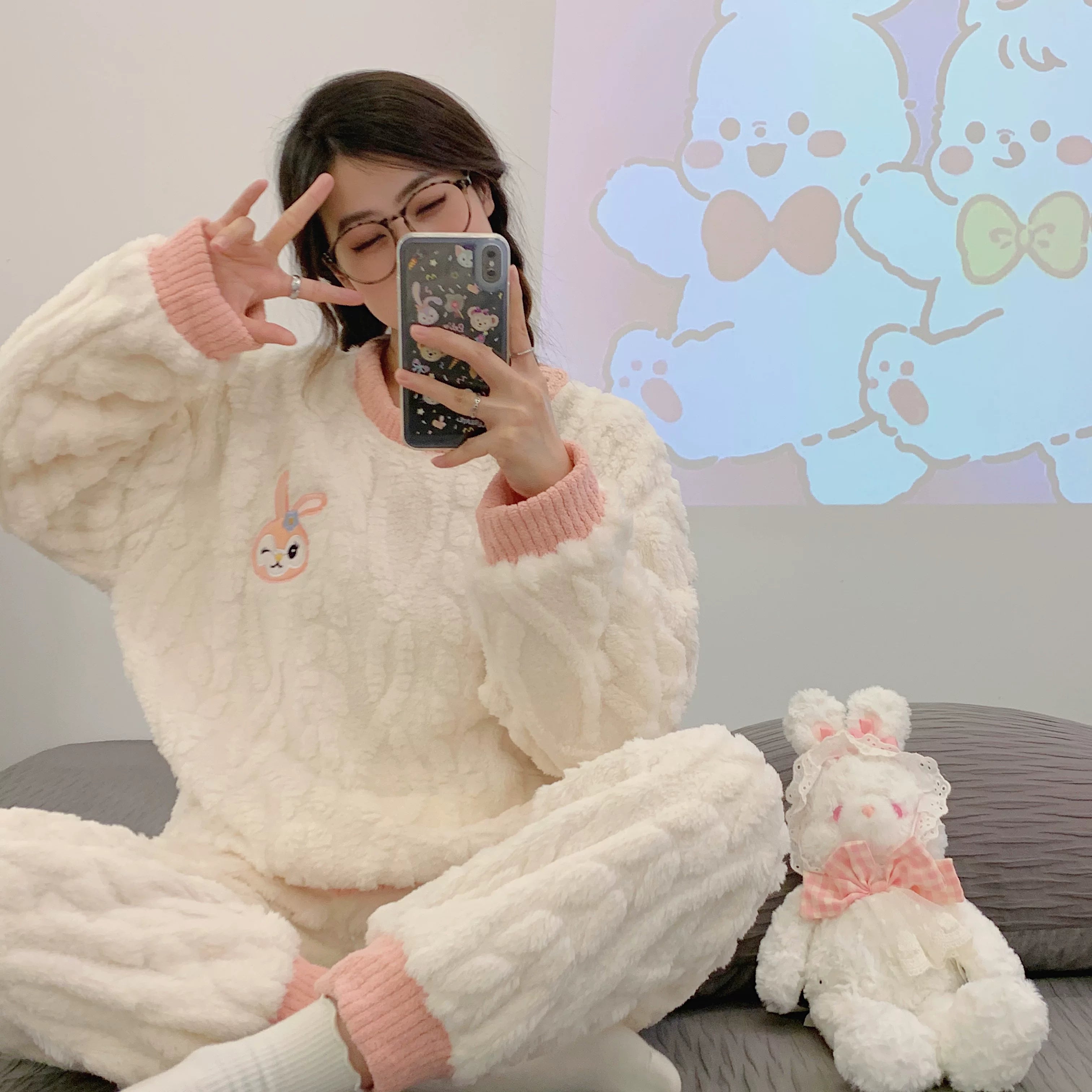 Cizgi filmi boz və qara pişik qış yeni mərcan yunlu pijama qadın yun astarlı və qalınlaşmış tələbə flanel ev geyimi xarici geyimlər