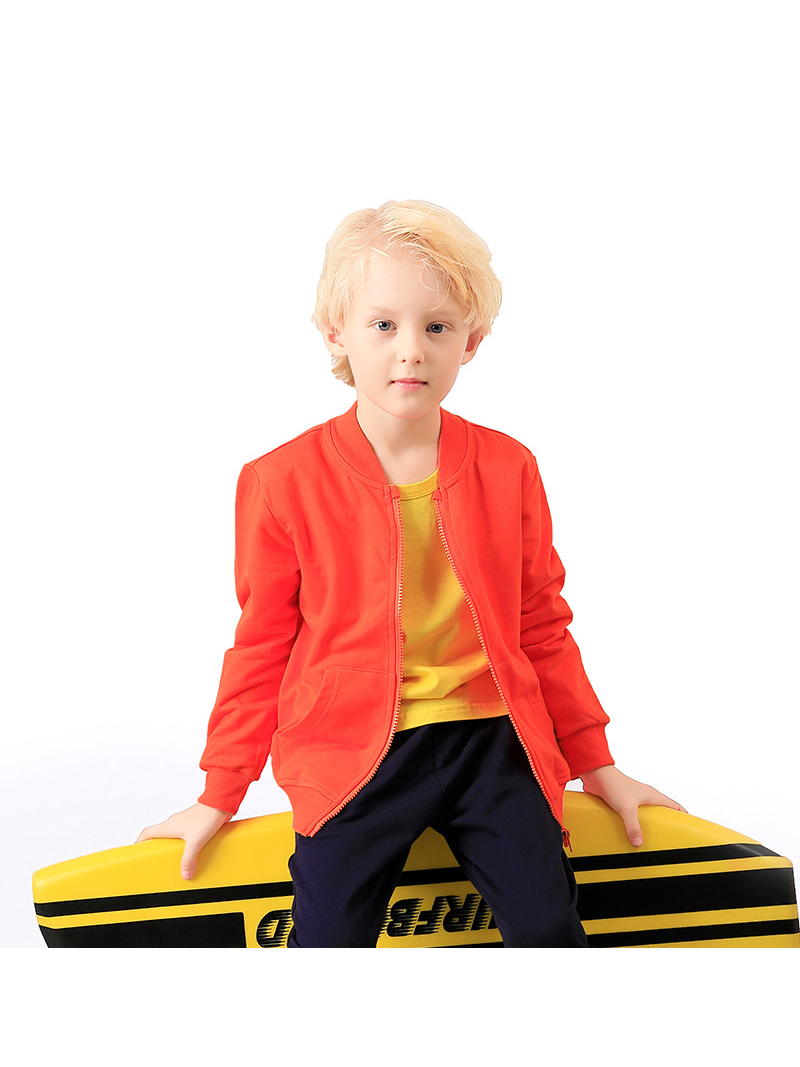 Çəhrayı, boz və mavi kimi düz rənglərdə uşaq kapşonlu şalvarlar, kardiqanlar və şık uşaq geyimləri.