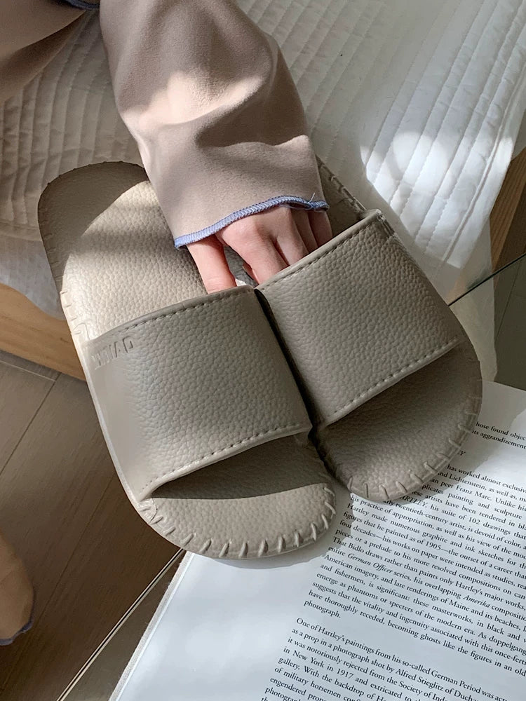 Kişilər və qadınlar üçün yay qapalı çimmək üçün sürüşməyən ev başmaqları üçün yüksək səviyyəli retro dəri teksturalı cüt sandalların nazik zolaqları