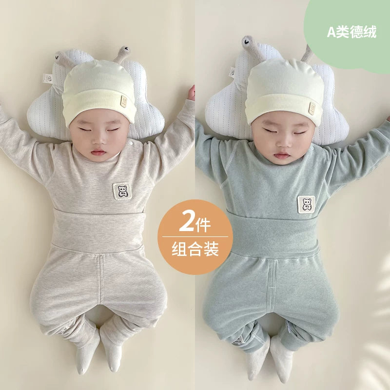 Qış üçün qalınlaşmış flis astarlı, sıx oturan termal alt paltarı, iki hissəli termal üst geyim və şalvarlı körpə geyim dəsti.