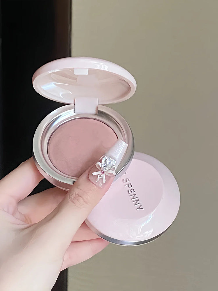 Dərini dolğunlaşdırmağa və qaralmış görünüşü kiçiltməyə kömək edən ərik rəngli ənlik olan Spenny's Baked Powder Blush 922, qadınlar üçün yeni 2026-cı il modasıdır.