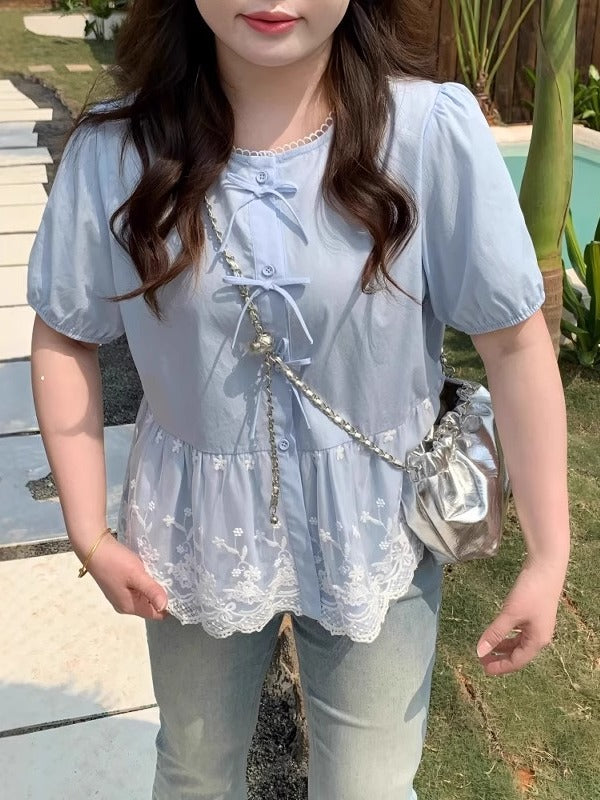 Böyük ölçülü qadın qısaqollu, bantlı və krujeva ətəkli köynək, yay üçün idealdır, əyri bədən quruluşlu qadınlar üçün isə arıqladan və belini sıxan.