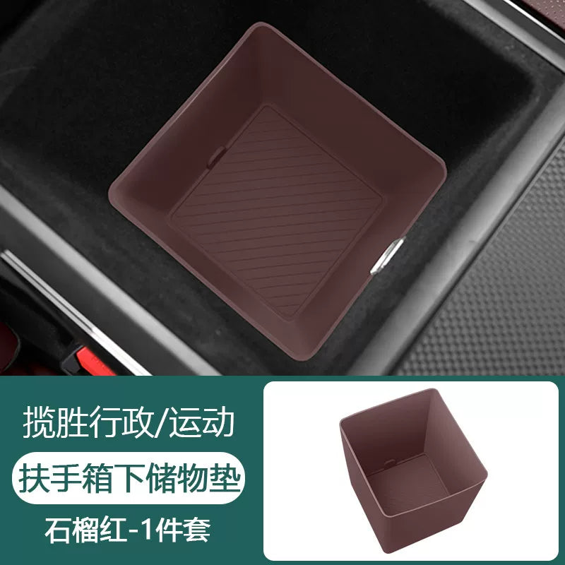 2023-2025 Land Rover Range Rover Sport Executive Edition modellərinə aiddir: Qoltuqaltı saxlama qutusu, mərkəzi konsol saxlama qutusu və əlcək qutusu.