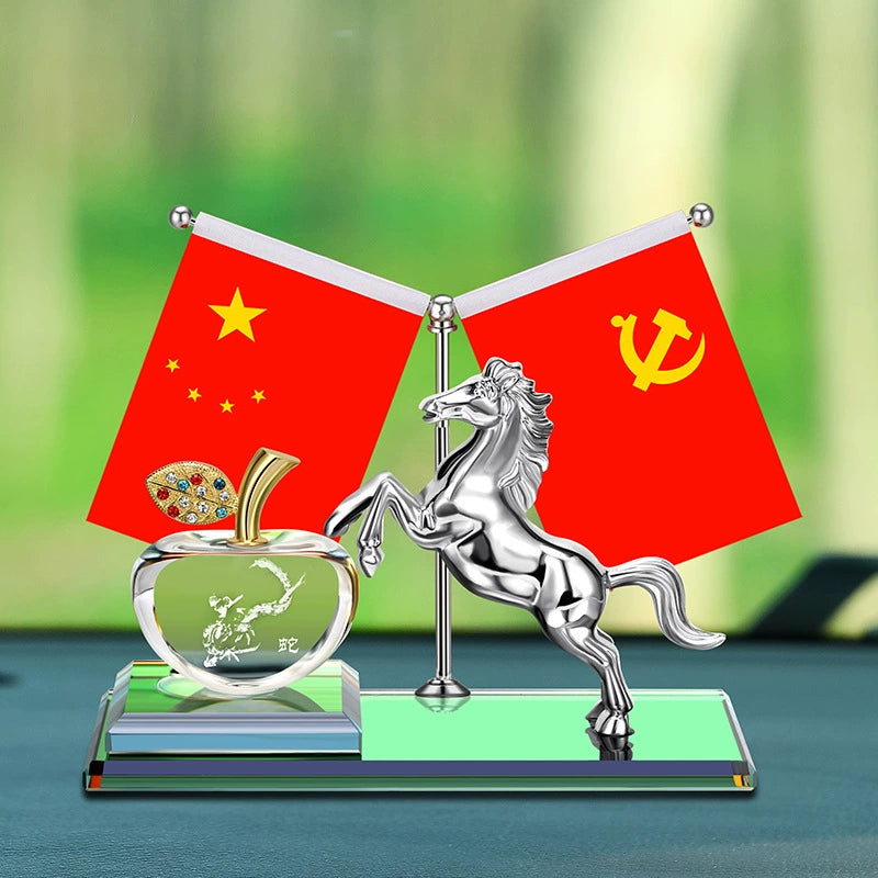 Alaşımlı At Uğur Avtomobil Ornamentləri Yeni Beş Ulduzlu Qırmızı Bayraq Dekorasiyası Avtomobil Kristal Alma Aromaterapiya Oturacaq Dekorasiyası