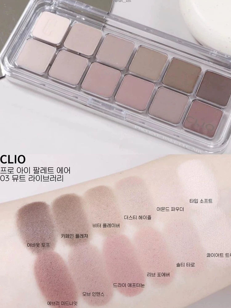 Clio Korea-nın payız/qış üçün yeni 12 rəngli göz kölgəsi palitrası, təbii torpaq tonları da daxil olmaqla, mat, parıltılı və vurğulayıcı çalarları özündə birləşdirir. (Orijinal məhsul)