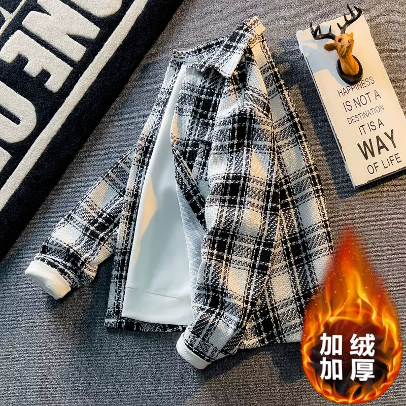 Chanel-dən ilhamlanmış, yaz və payız üçün mükəmməl olan, kişilər üçün qısa, geniş, gündəlik, çox yönlü yun palto. Həmçinin dəbli, yüksək səviyyəli dama-dama köynək daxildir.