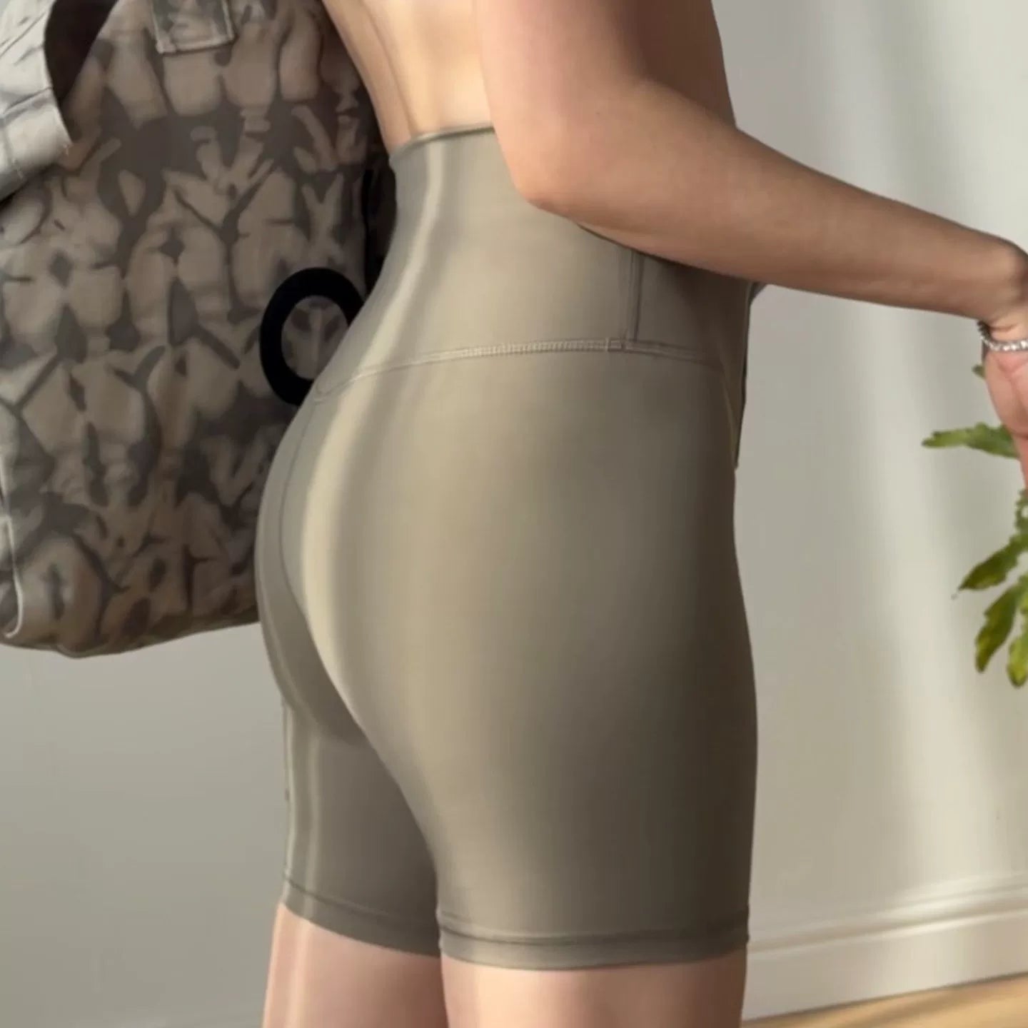 Yoyo dörd nöqtəli yoqa şortu, cibli yüksək belli butt qaldıran velosiped şalvarları, tikişsiz fitnes şalvarları, idman Pilates şalvarlarını tövsiyə edir