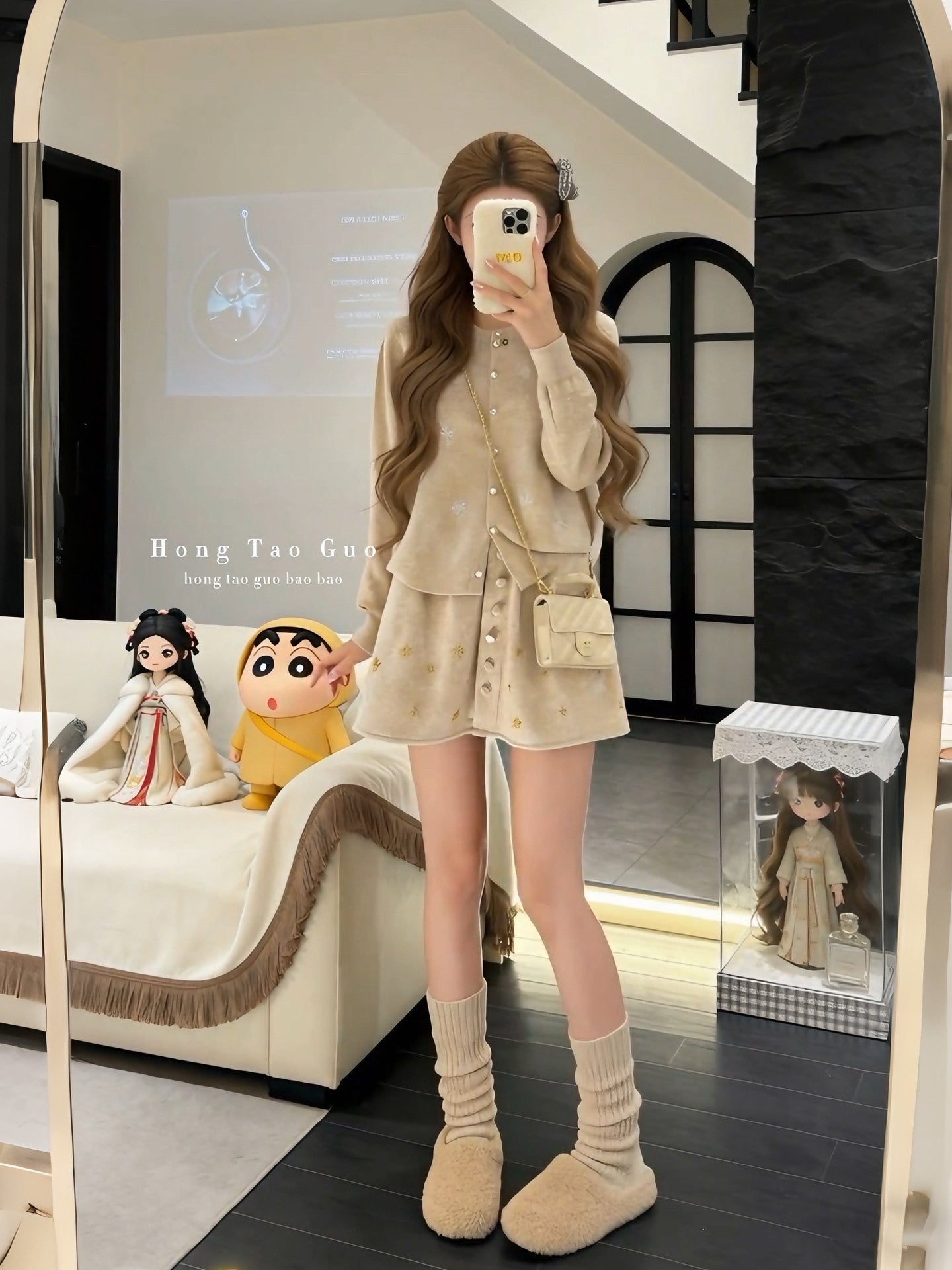 Erkən yaz Koreya üslubunda geyim: Chanel-dən ilhamlanmış yumşaq hırka və zəngin bəzəkli mini ətəkdən ibarət iki hissəli tam dəst.