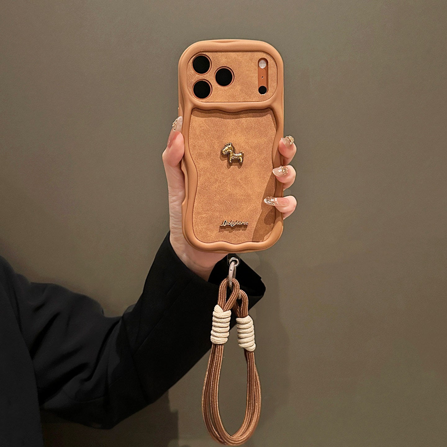 Apple 17promax mobil telefon qutusu, yeni üçölçülü Golden Horse iphone17pro obyektiv, kişilər və qadınlar üçün hər şey daxil olmaqla yüksək səviyyəli 16pro yıxılmağa qarşı qoruyucu örtük və üstəlik yaradıcı niş 15 silikon yumşaq Yang üçün uyğundur.