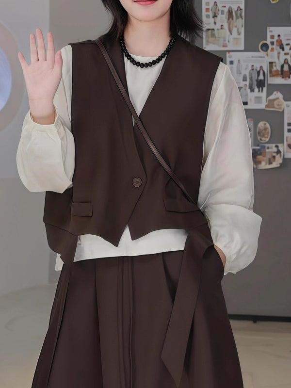 Böyük ölçülü qadınlar üçün qeyri-müntəzəm lentdən hazırlanmış qolsuz kostyum jilet, yaz üslubunda, zərif görünüş, tək düyməli, V-yaxalı jilet.