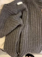 2025-ci ilin payızı üçün zərif boz qabırğalı qısaqol toxunmuş sviter, yumşaq və rahat dəyirmi yaxalı, çiyinləri açıq dizaynlı, çoxfunksiyalı köynək.