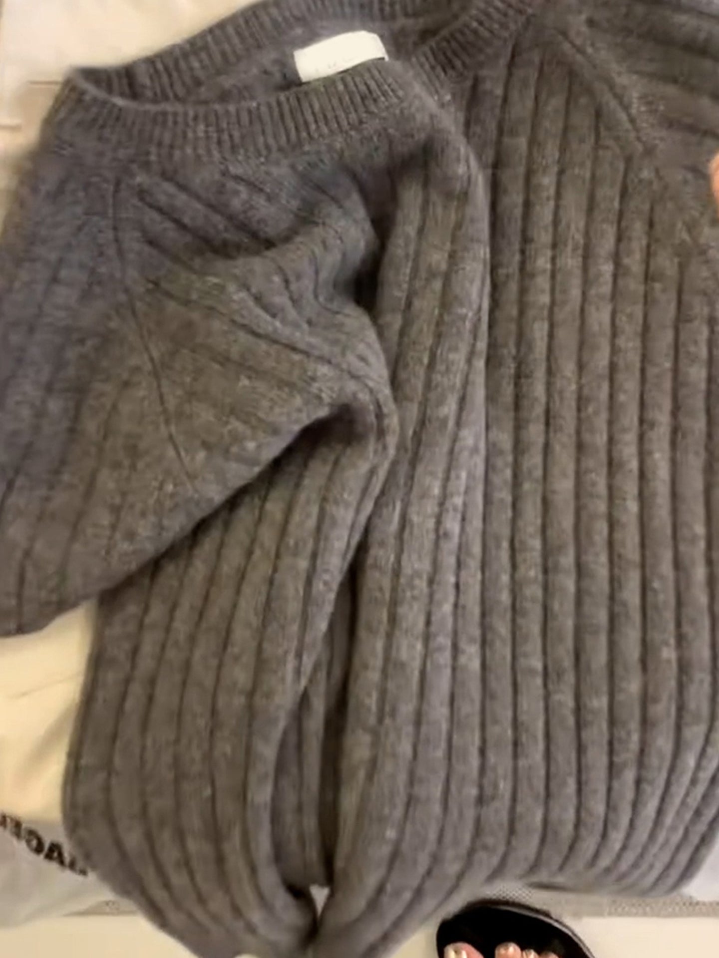 2025-ci ilin payızı üçün zərif boz qabırğalı qısaqol toxunmuş sviter, yumşaq və rahat dəyirmi yaxalı, çiyinləri açıq dizaynlı, çoxfunksiyalı köynək.