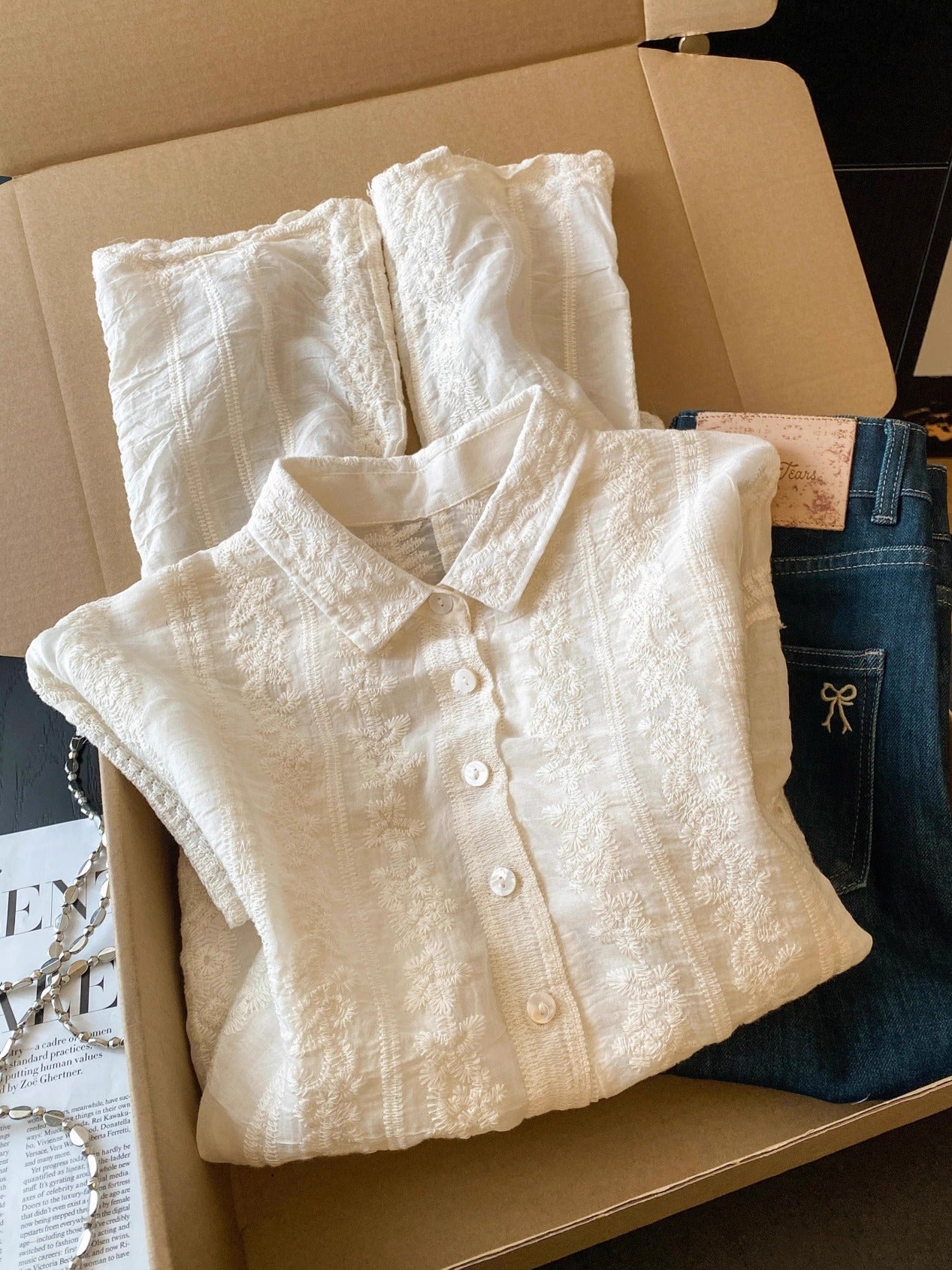 Yüksək səviyyəli Guangzhou On Üç Fabrikinin Ən Çox Satılan Məhsulu: Zərif Naxışlı Yaz və Payız üçün Qadın Uzunqollu Krujeva Jakarlı Naxışlı Köynək