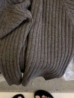 2025-ci ilin payızı üçün zərif boz qabırğalı qısaqol toxunmuş sviter, yumşaq və rahat dəyirmi yaxalı, çiyinləri açıq dizaynlı, çoxfunksiyalı köynək.