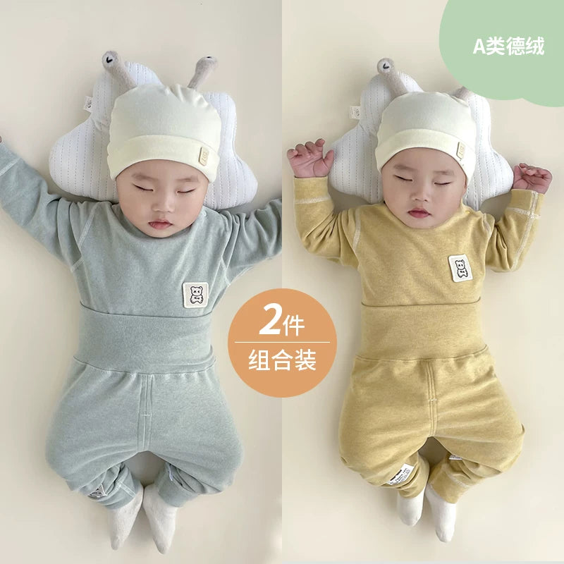 Qış üçün qalınlaşmış flis astarlı, sıx oturan termal alt paltarı, iki hissəli termal üst geyim və şalvarlı körpə geyim dəsti.