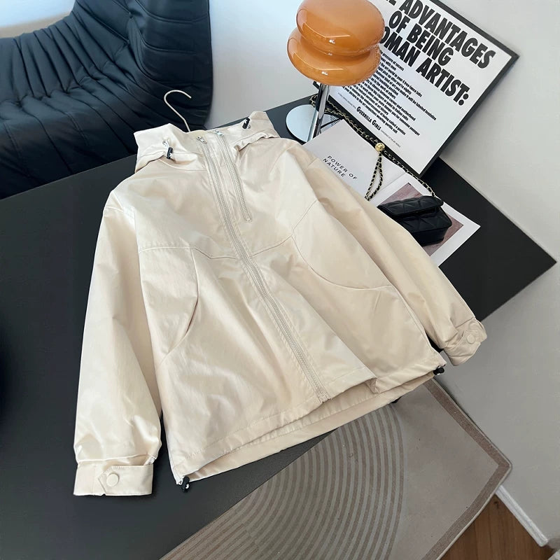 Yüksək keyfiyyətli qadın küləkdən qoruyucu gödəkçə, 2026-cı ilin yaz ayı, böyük ölçüdə, geniş formada, gənc, kapşonlu, şık gödəkçə.