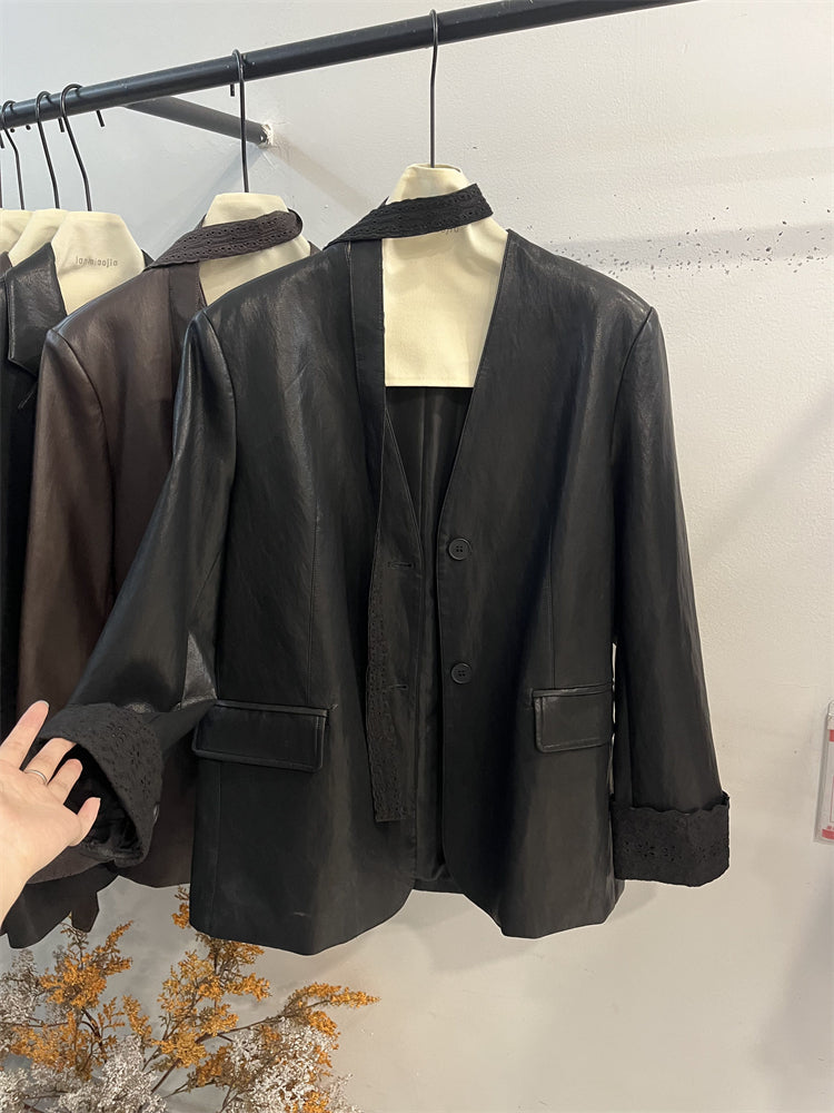 Qadınlar üçün Avropa üslubunda yüksək səviyyəli dizayner dəri gödəkçə, 2025 payız yeni moda, yaxalıqsız, lent, boş zülal dəri kostyum.